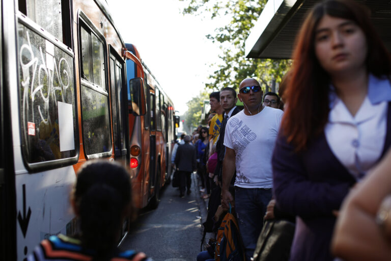 Eventual alza de los pasajes genera opiniones contrapuestas en Apruebo Dignidad