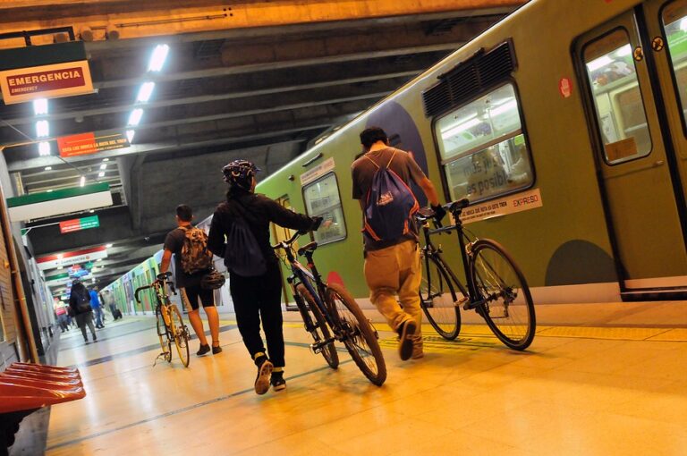Metro permitirá trasladar bicicletas en vagones los domingos: “Nos va a dar más cohesión social”