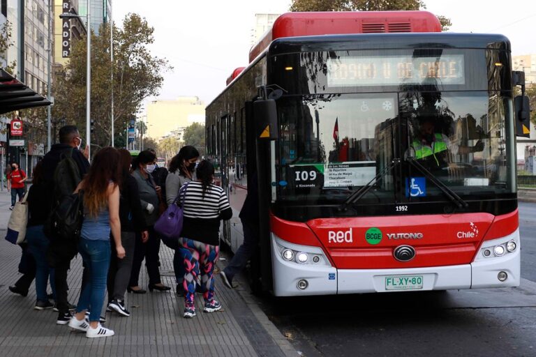 Mujer murió atropellada por bus RED en la Alameda