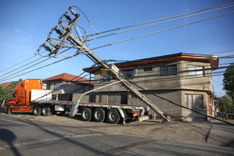 Camión derribó árboles y dañó 11 postes en San Joaquín: 370 clientes están sin luz desde anoche