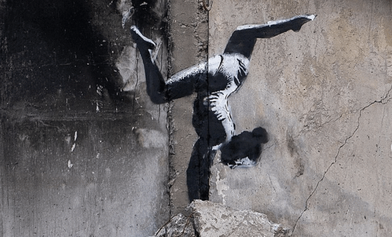 Banksy intervino ruinas con un significativo grafiti en Ucrania