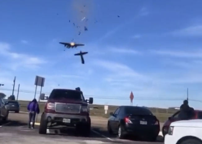 Estados Unidos: Dos aviones se estrellaron en medio de espectáculo aéreo en Dallas