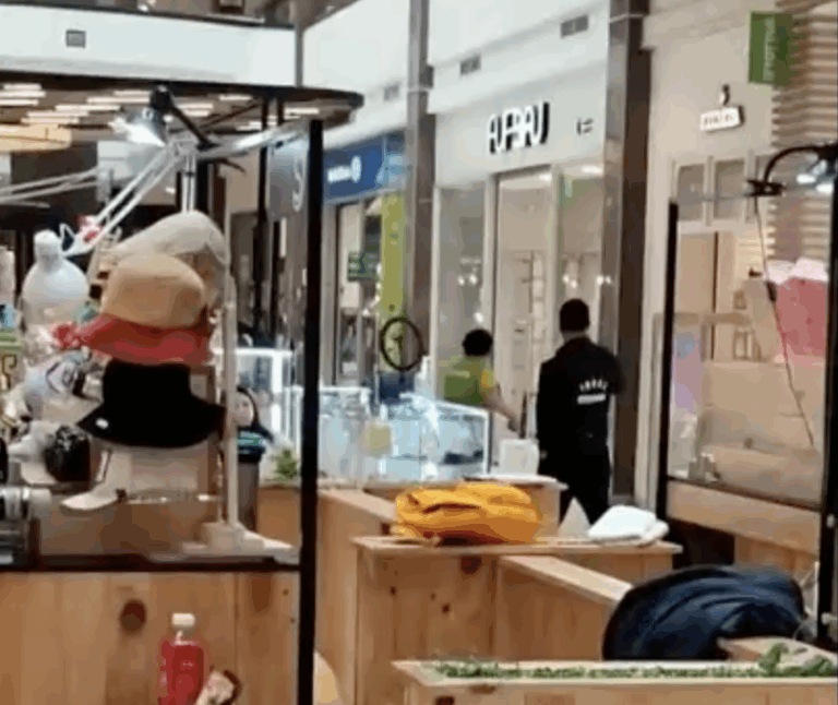 Asalto en Mall Plaza Oeste: Delincuentes roban tienda de tecnología y huyen disparando del centro comercial