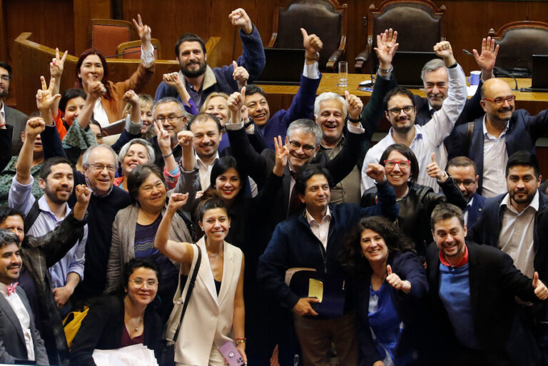 Cámara despachó al Senado el Presupuesto 2023: Jornada maratónica estuvo marcada por tensiones y advertencias de censura