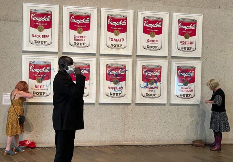 Australia: Activistas climáticas se adhieren con pegamento a obra de arte de Andy Warhol