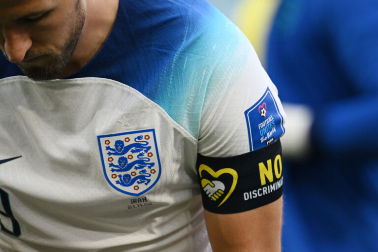 Tras presión de la FIFA: Esta es la cinta con la que Harry Kane salió a la cancha en el debut de Inglaterra