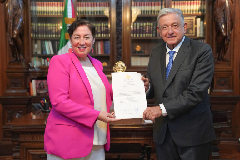 AMLO recibió cartas credenciales de Chile por parte de embajadora Beatriz Sánchez