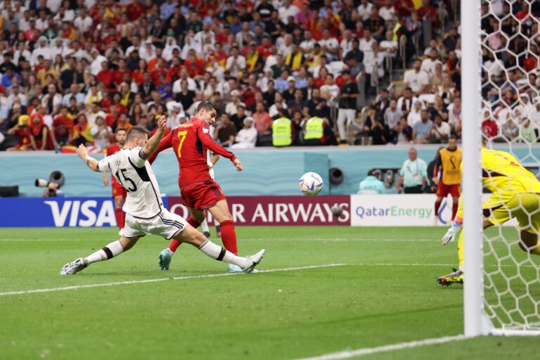 Alemania agoniza en el fondo del grupo E tras empatar ante España en un intenso partido
