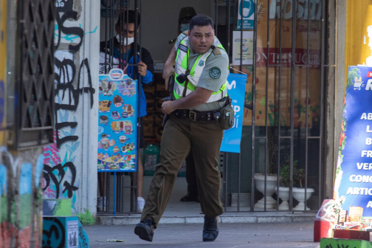 Decretan el sobreseimiento de carabinero que disparó en la Alameda por actuar en legítima defensa