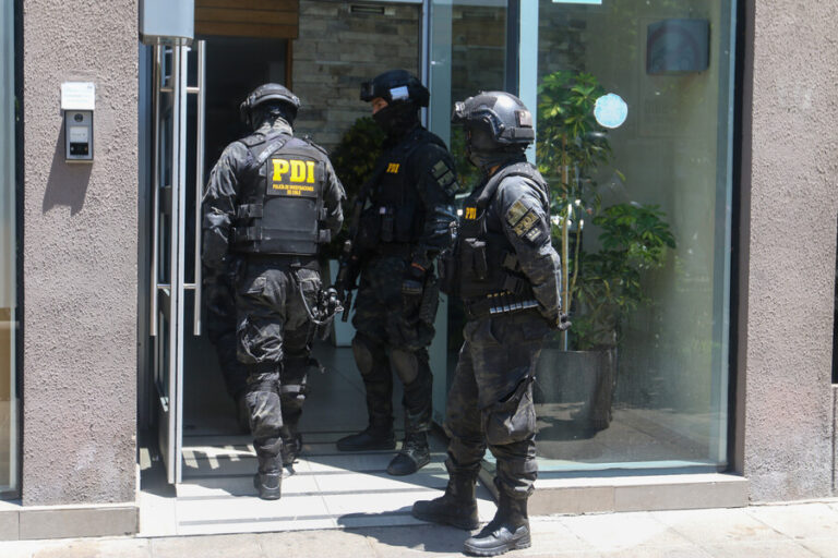 Al menos 15 detenidos tras 9 allanamientos simultáneos en Santiago y Valparaíso: Banda se dedicaría al secuestro de personas