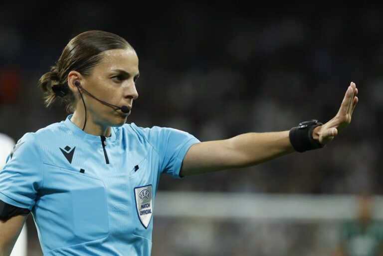 La árbitra que hace historia en el mundial de Qatar: ¿Quién es Stéphanie Frappart?