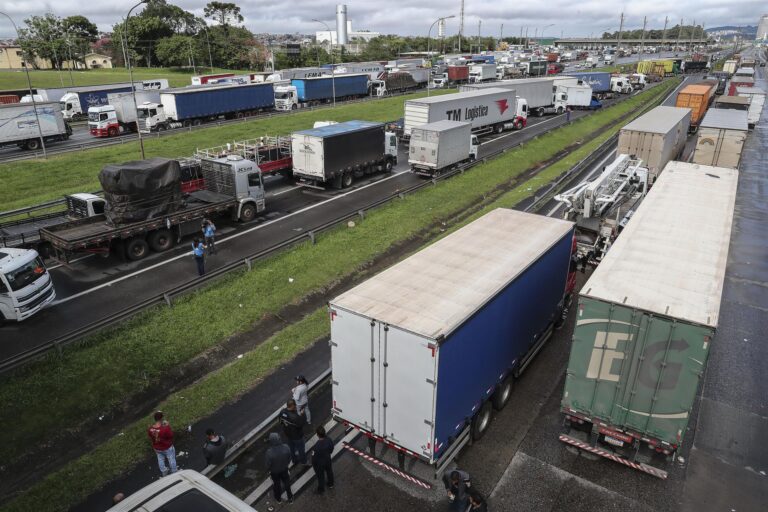 Investigan a policías brasileños que apoyan protestas de camioneros que exigen 