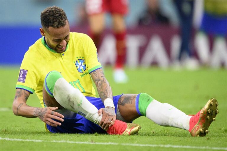 Duro golpe para la selección brasileña: Neymar y Danilo se perderán la fase de grupos
