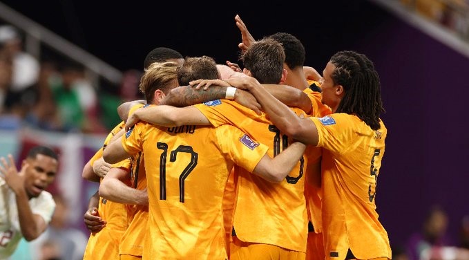 Países Bajos aseguró su pase a octavos tras vencer 2-0 a Qatar