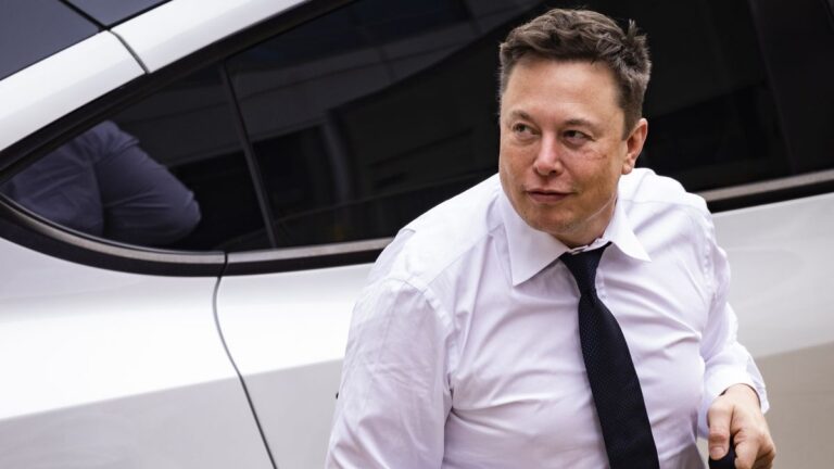 Elon Musk pregunta en encuesta si Donald Trump debería volver a Twitter: 