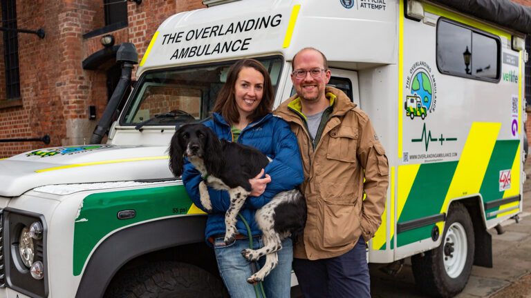 Pareja recorre el mundo junto a su perro en una ambulancia que compraron por eBay: Han visitado más de 50 países
