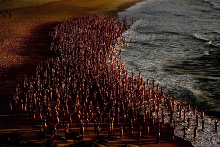 Spencer Tunick reunió a más de 2 mil personas para una sesión de fotos de un desnudo masivo