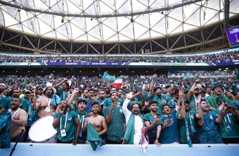 Televisión china censura las imágenes de hinchas sin mascarilla en Qatar