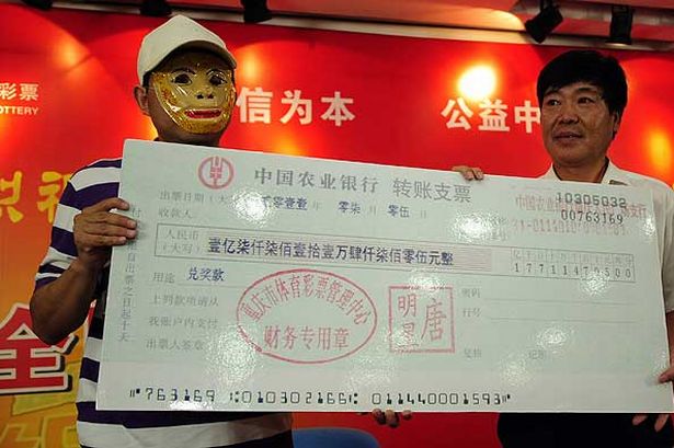 Sujeto ganó millonario premio en la lotería y lo ocultó de su familia