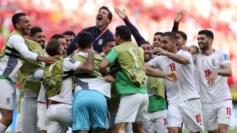 Irán derrotó 2-0 a Gales con un inesperado e infartante giro en los segundos finales