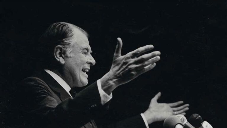 Con Piñera y Lagos como invitados: Presidente Boric inaugurará monumento a Patricio Aylwin en La Moneda