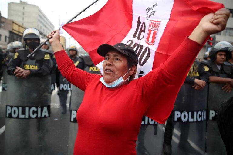 Manifestantes en Perú rechazan a Boluarte y piden adelantar elecciones