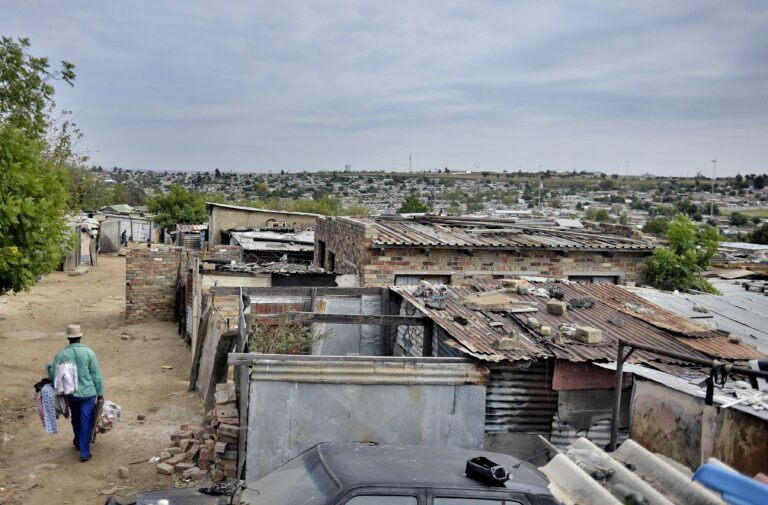 Banco Mundial advierte una crisis de deuda en los países en desarrollo