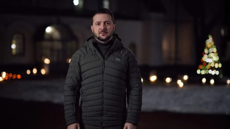 Zelensky reúne a los ucranianos con un mensaje de Navidad desafiante después del bombardeo mortal ruso en Jersón