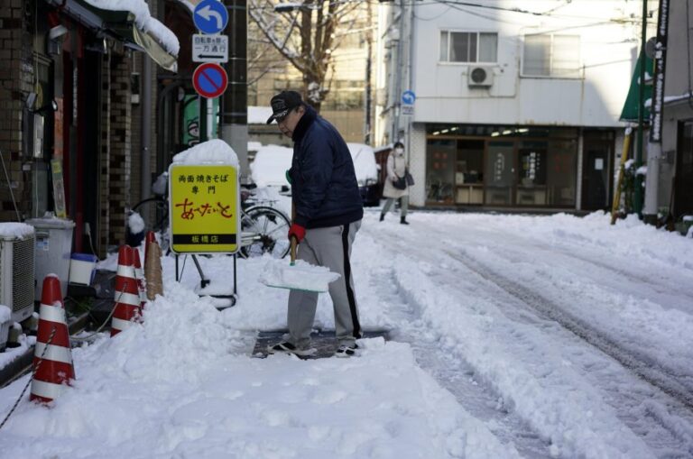 Nevadas en el noreste de Japón dejan 18 muertos y centenares de heridos
