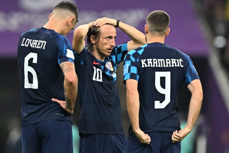 Jugadores croatas en picada contra el árbitro tras derrota frente a Argentina: 