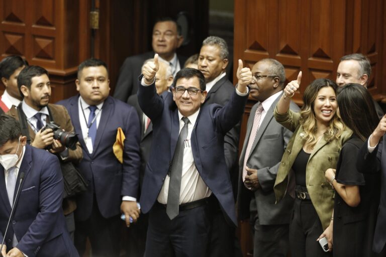 ¿Qué dice la Constitución de Perú sobre la disolución del Congreso?