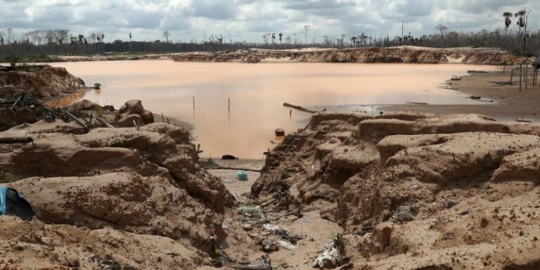 Un 28% de exportaciones de oro de Perú está en manos de mineros ilegales