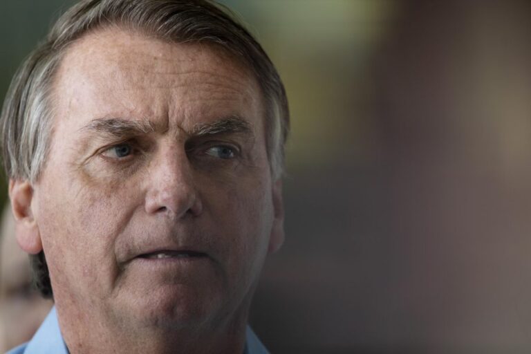 Bolsonaro publica y borra noticias falsas en las que cuestionaba la victoria de Lula