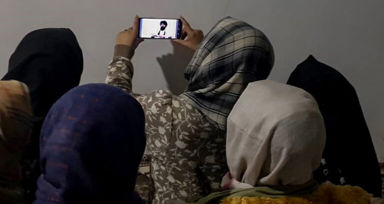 Mujeres afganas protestan a puerta cerrada por veto a la educación universitaria del régimen talibán