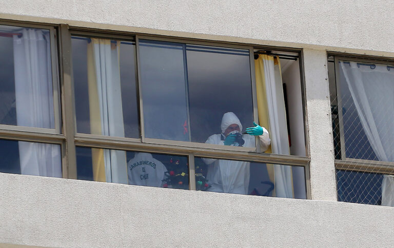 Niña de 3 años se precipitó desde el piso 14 de un edificio y cayó sobre una menor de 14 años