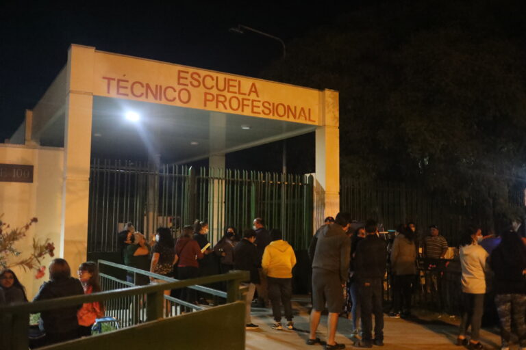 Copiapó: Apoderados acampan desde antes de Navidad para conseguir matrícula en una escuela técnica