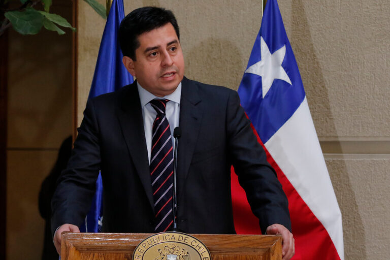 Araya desmiente a Marta Herrera por vinculación con ex ministra Blanco: Advierte denuncia en su contra