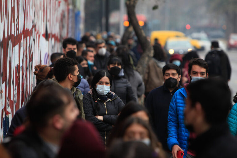 Variante BF.7 de Ómicron llegó a Chile: Tiene alta capacidad de propagación en adultos mayores