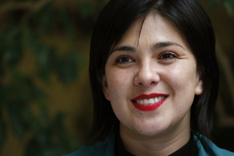 Diputada Karol Cariola firma en apoyo de Cristina Fernández tras condena por seis años de cárcel