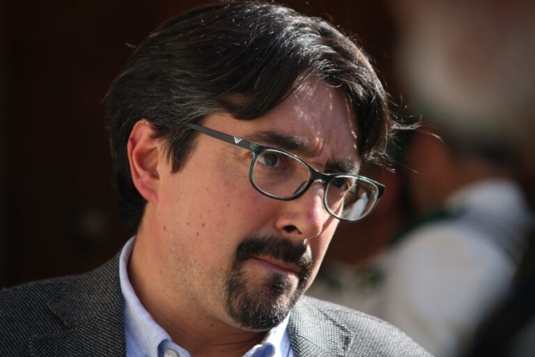 Senador Latorre por acuerdo constitucional: 