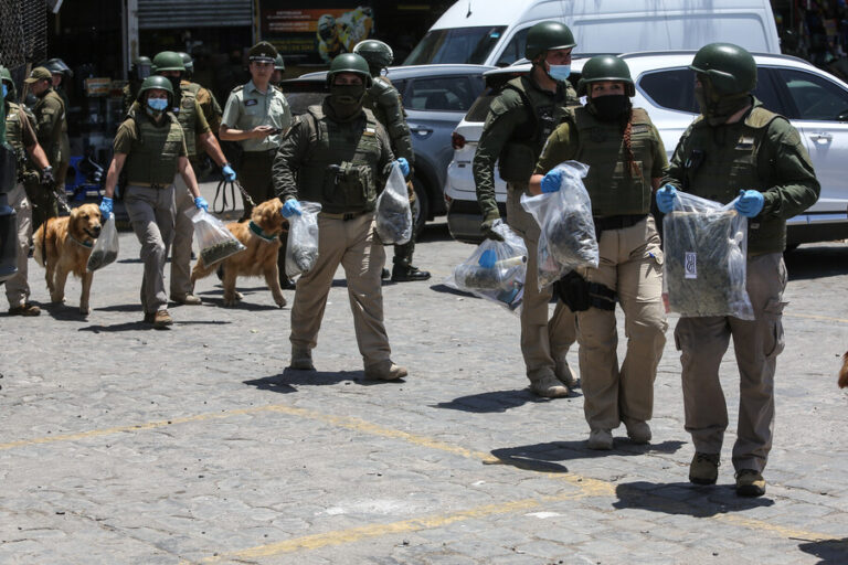 Más de 300 carabineros participaron en un masivo operativo policial en el Persa Biobío