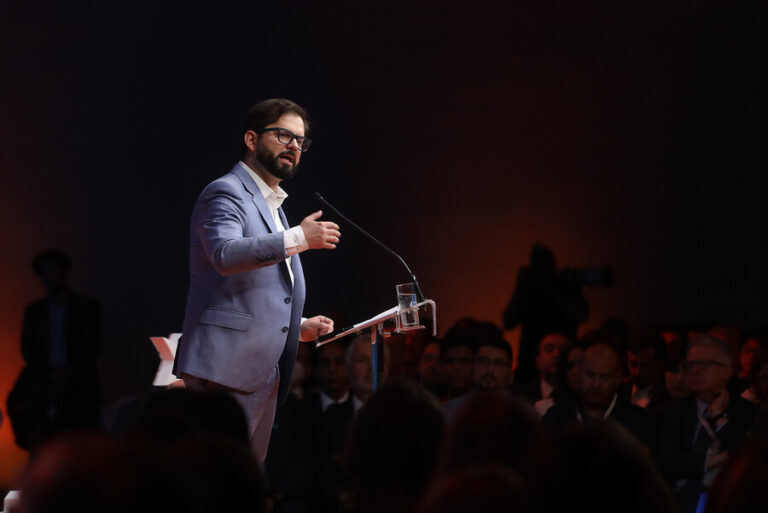 Cadem: Aprobación al presidente Boric subió al 31% y un 59% declaró su preferencia por una Convención Mixta