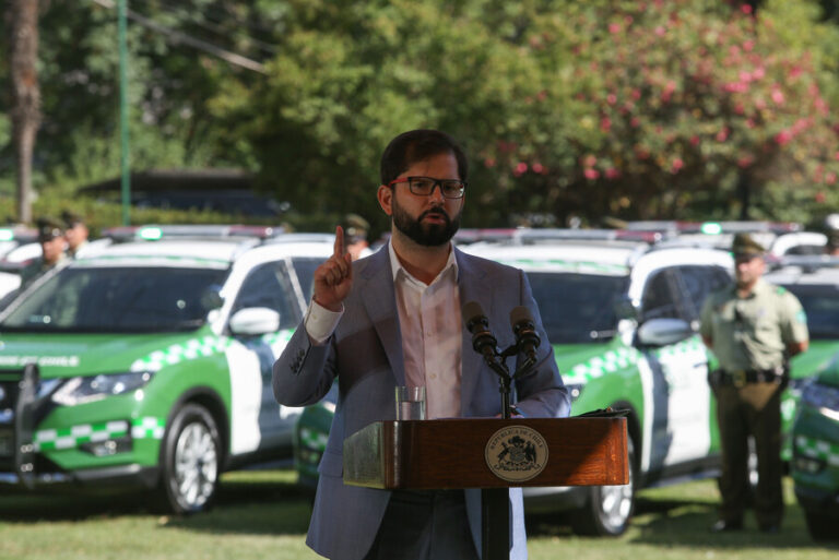Presidente Boric entrega 227 nuevos vehículos a Carabineros: 