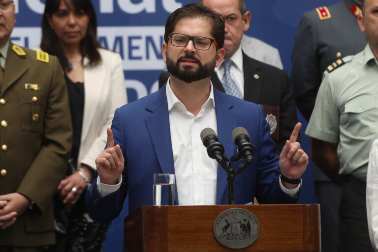 Cadem: Aprobación del Pdte. Boric se mantuvo en el 30% y 83% apoya las bases del acuerdo constitucional