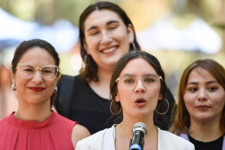 Ministra Vallejo respaldó a Hassler tras críticas a su gestión en Santiago y afirmó que son 