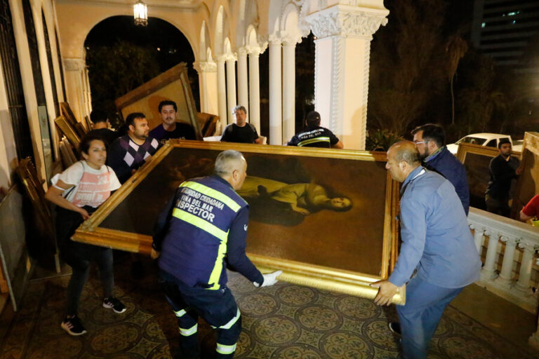 Viña del Mar: Obras de arte y mobiliario fue retirado del Palacio Vergara debido al avance de las llamas