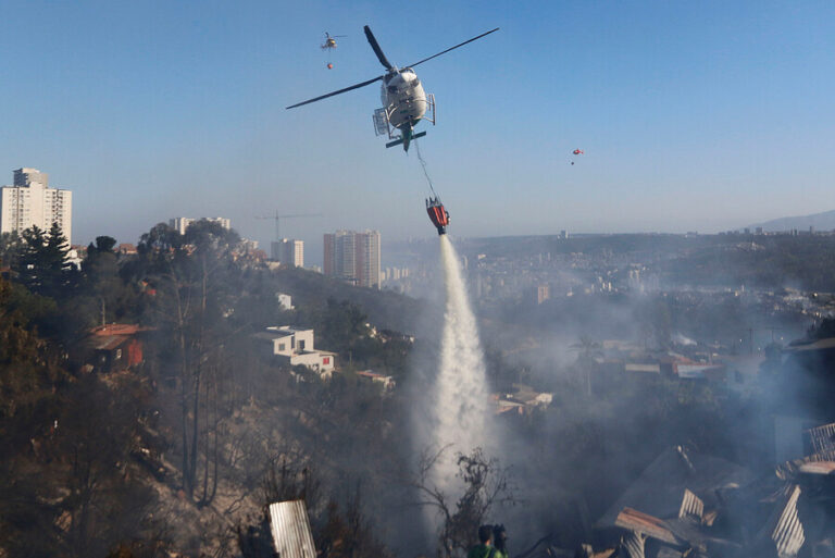 Balance del Gobierno por incendio en Viña del Mar: Un muerto, 30 lesionados y 130 viviendas afectadas