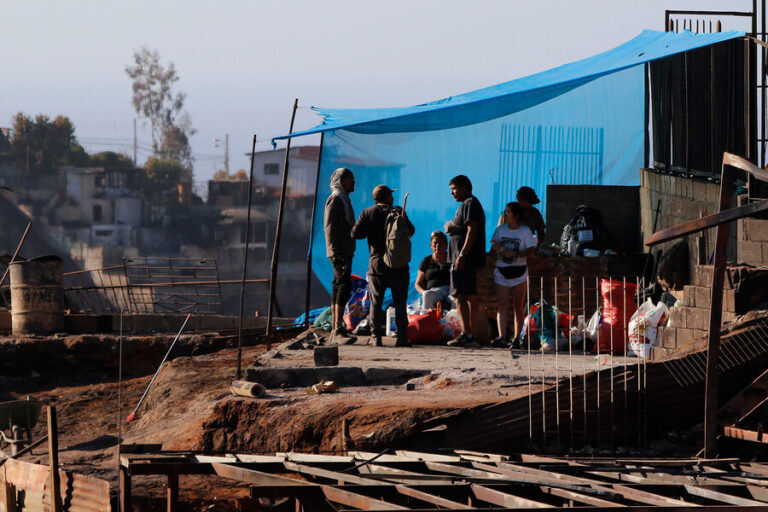 Gobierno anuncia viviendas de emergencia y bono de $1.500.000 para afectados por incendio en Viña del Mar