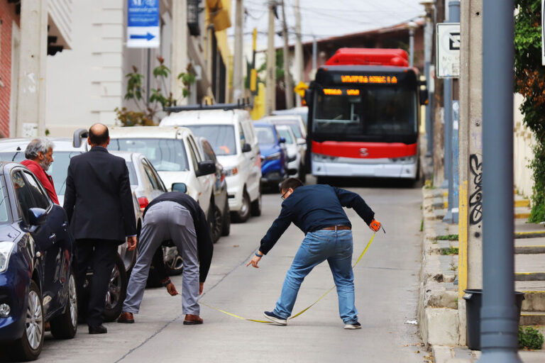 “Cuando las cosas se plantean desde Santiago”: Bus para Valparaíso no cupo y quedó atrapado en calle de Cerro Alegre