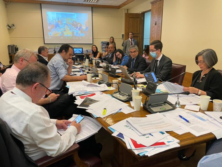 Reajuste público: Gobierno cede y se compromete a aplicar aumento de sueldo a funcionarios con altos ingresos